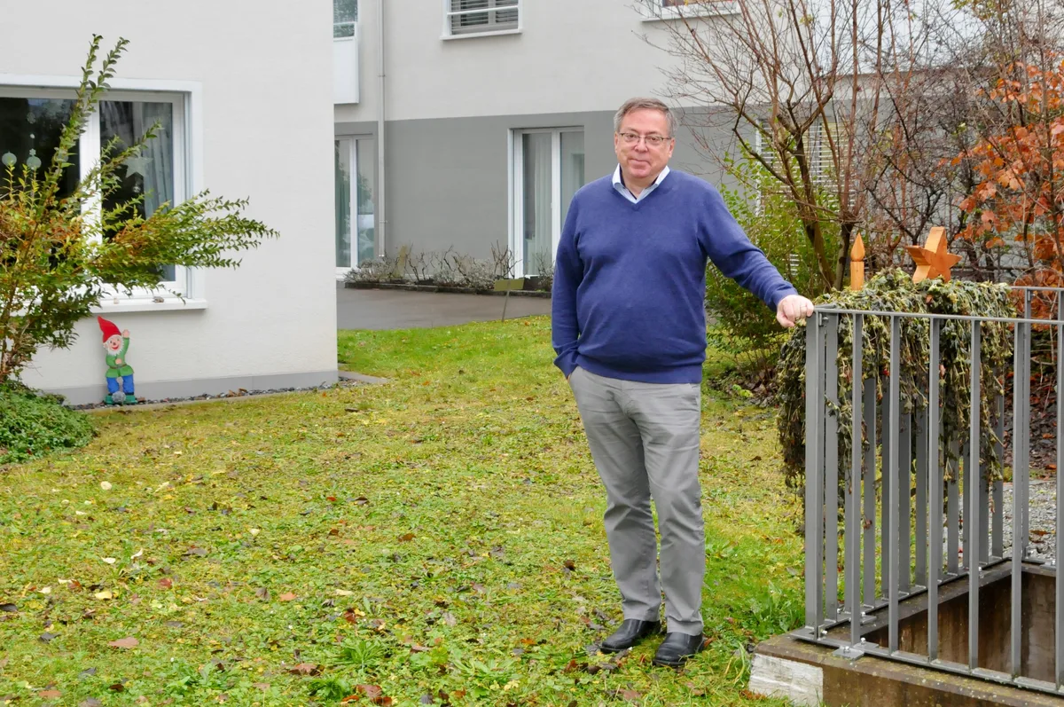 Man sieht Matthias Fuhrer vor den Alterswohnungen der Stiftung.